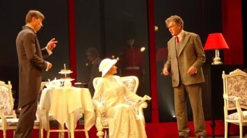 Мс. Дулиттл: Прекрасная погода, не правда ли? ("Пигмалион", Бернард Шоу). 
и классика "Афоня" - Вольдемар!