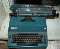 Вот эта прелесть обдирала пальцы, если промахнуться )))


А вот эта отшибала пальцы, если сунуть пальчик в отсек с молоточками, а да, еще и весила как бегемот ))))