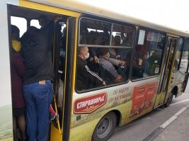 Да есть там место, если "кабан" в полосатой футболке подвинется, там для двух таких девушек место найдётся...
Вы чё, в "маршрутках" не ездили?.. 
фото (14.04 2020 17ч. 13м.) Самый ПИК "самоизоляции"...
