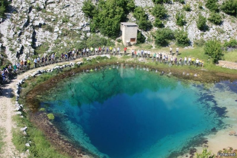 Ничего там страшного нет, это исток Цетины в Хорватии. А, купаться туда всех подряд не пускают из соображений безопасности, ну и охраняют как достопримечательность.