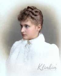 Бракованную бабу немцы подсунули, п.а.д.л.ы. Гемофилийную....
Коляну надо было на русской бабе жениться. Глядишь, и империю российскую бы не просрал.