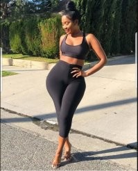 Местные чики, с целлюлитными дирижаблями, очень сильно на любителя.
И да, они как-то все странно пахнут...Свой естественный запах имею ввиду.