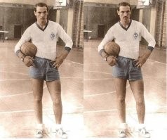Самозванец безусый какой-то. Слева - незнамо кто. Справа - настоящий Батька.