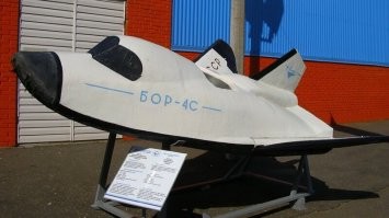 1. Омега - "жаль что похоронили столь мощный и интересный потенциал".  Стало быть про комплекс "Пересвет"  автор ничего не слышал? Странно....
«Пересве т»   комплекс российского лазерного оружия. Выполняет задачи противовоздушной и противоракетной обороны.
2. Летающий танк.  Про десантирование техники с самолетов автор тоже не подозревает. Про  разность скоростей планера и самолета, ну и про прочие технические трудности скромно умолчим.
3. "Боевой крот"  Ну тут сразу вспомнил книгу Адамова - Победители недр.  Откуда автор узнал про "боевого крота" загадка. Ведь он сам  же утверждает  "все документы по данной разработке до сих пор под грифом "Совершенно секретно".  Откуда взялись данные про  "Титановый цилиндр длиной 25 метров и шириной (??????) около 3-х метров.", "экипаж из 5-ти человек и вмещал в себя тонну вооружения а так же 15-ть бойцов" не ясно.  Не иначе автор шпион....
2. Ну с Бураном всё ясно. Нерентабельно и дорого. США тоже не потянули, а вроде как супердержава. 
1.  Что касается "Спирали" совсем недавно на Фишках  это уже было...
Повторять -смысла нет.


Пожелание "простому блогеру" - учись на пятерки, не огорчай маму.