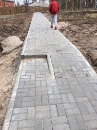 Вполне себе логично. Пандус - для мам с колясками и лесопедистов, а пешком, как по мне, удобнее обычный бордюр. Сейчас в городах их уничтожают по просьбе активных велорастов, из за чего этой зимой чуть под машину не попал. С этих обледеневших пандусов на проезжую часть очень весело можно скатиться...