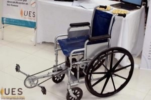 Тут нет ничего смешного. Не вижу по фото, чтоб с педалей был привод на колеса. Очень похож на реабилитационный тренажёр, пусть медики меня поправят.