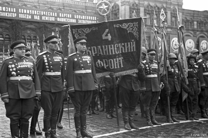 За два дня до парада, 22 июня, за подписью Верховного Главнокомандующего Маршала Советского Союза И.В. Сталина был издан приказ № 370:

«В ознаменование победы над Германией в Великой Отечественной войне назначаю 24 июня 1945 года в Москве на Красной площади парад войск Действующей армии, Военно-Морского Флота и Московского гарнизона   Парад Победы.
На парад вывести сводные полки фронтов, сводный полк Наркомата Обороны, сводный полк Военно-Морского Флота, военные академии, военные училища и войска Московского гарнизона.
Парад Победы принять моему заместителю Маршалу Советского Союза Жукову.
Командовать Парадом Победы Маршалу Советского Союза Рокоссовскому.
Общее руководство по организации парада возлагаю на командующего войсками Московского Военного Округа и начальника гарнизона города Москвы генерал-полковника Артемьева».
И вот наступило утро 24 июня 1945 г., пасмурное и дождливое. Вода стекала по каскам и обмундированию построенных к 8 часам сводных полков фронтов, слушателей военных академий, курсантов военных училищ и войск Московского гарнизона. К девяти часам гранитные трибуны у Кремлевской стены были до отказа заполнены депутатами Верховного Совета СССР и РСФСР, работниками наркоматов, деятелями культуры, участниками юбилейной сессии Академии наук СССР, тружениками московских заводов и фабрик, иерархами Русской православной церкви, иностранными дипломатами и многочисленными зарубежными гостями. В 9 часов 45 минут под аплодисменты собравшихся на Мавзолей поднялись члены Политбюро ЦК ВКП во главе с И.В. Сталиным.
Командующий парадом К.К. Рокоссовский на вороном коне под пунцовым чепраком занял место для движения навстречу принимающему парад Г.К. Жукову. Ровно в 10 часов, с боем кремлевских курантов, Г.К. Жуков на белом коне выехал на Красную площадь. Впоследствии он так вспоминал о первых минутах исторического Парада: «Без трех минут десять. Я был на коне у Спасских ворот. Отчетливо слышу команду: «Парад, смирно!» Вслед за командой прокатился гул аплодисментов. Часы отбивают 10.00 ... Грянули мощные и торжественные звуки столь дорогой для каждой русской души мелодии «Славься!» М.И. Глинки. Затем сразу воцарилась абсолютная тишина, раздались четкие слова команды командующего парадом Маршала Советского Союза К.К. Рокоссовского...».

К сожалению, не все «сдали экзамен» на генеральной репетиции. По замыслу организаторов, шествие войск должно было начаться с выноса Знамени Победы, которое доставили в Москву 20 июня из Берлина. Но из-за слабой строевой выучки С.А. Неустроева, М.А. Егорова и М.В. Кантарии маршал Г.К. Жуков принял решение не выносить его на парад.