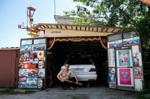 а номера то на машине хохляцкие.
