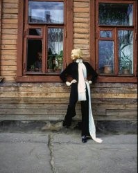 Слева - манекенщица конца 60-х Галя Миловская. Слишком по-западному она выглядела для того времени. Фотосессии на Красной площади и ВДНХ вызвали скандал среди партийной элиты. В Союзе ей выдали "волчий билет". В 1974-м она уехала за кордон. Запад встретил Миловскую с овациями. Галину в шутку прозвали "Солженицыным моды". Там её карьера и личная жизнь сложились успешно...