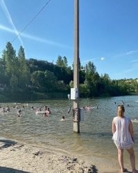 Даже если замкнет то ничего не будет, ток течет по пути наименьшего сопротивления и максимум что почувствуют купающиеся это легкое покалывание.
