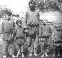 Школота:
Крепостными были крестьяне, и то до 1861 года. 
Дворник - не крестьянин. 
К присяге не приводят, присягу принимают