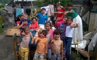 Брат у меня тоже с 80.В нулевых академию закончил, даже две. Я постарше, закончил школу в 91, а в 93 ушел с института вот из-за этой самостоятельности, потому что родители на фабрике по два года зп не получали, и жили только на пенсии двух бабуль ветеранов.Но это все в прошлом.
А по существу, Если человек считается ребенком до 18 лет, то значит все соц.гарантии, выплаты, льготы должны быть до 18 лет. И пох работает она или учится. Закрепи в конституции, что в 14 лет человек считается взрослым и ему можно официально работать, а не эта козлячья поправка про самозанятых с 16, вопросов не будет. Все 14 лет -ты уже не ребенок. 
Дочь у меня учится и будет продолжать свое обучение дальше, будет приносить пользу государству, которое на нее хрен забило.
Вот самые налогоплательщики, которым положены все выплаты