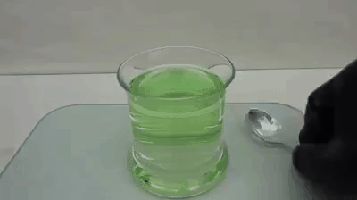 Галлиевая ложка в горячей воде. Голыми руками его лучше не брать, хер потом отмоешься.
Вот тут круче