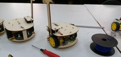 Не, блюпуп (как и УЗ-датчик) - это не интересно (более того: уже все с ним поработали и одна из групп сейчас даже мобильное приложение доделывает). Вот компьютерное зрение - это да, интересно и нужно (и достаточно сложно). 

Чуть позже, как допилю одну штуку, сделаю пост о ней и там как раз блюпуп будет (но это чисто развлекаловка для детей: роботы катаются по "открытым дням" и проводится шоу): штука простая, но был кое в чем нюанс;)