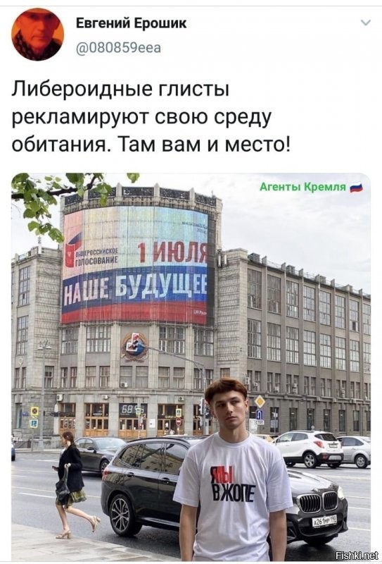 на фоне не самой дешёвой машины.)
