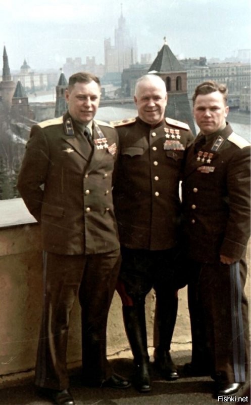 Покрышкин, Жуков и Кожедуб. Москва, 1949 год.

9 звёзд на троих.