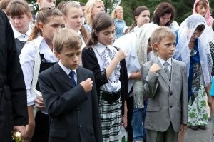 Вот была же идеология которая растила детей умными, добрыми, отзывчивыми. Это октябрята, пионеры, комсомол. Кто-то может упрекнуть эти общества в том что они пропагандировали плохое? А на что пытаются заменить сейчас?