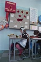 Вот была же идеология которая растила детей умными, добрыми, отзывчивыми. Это октябрята, пионеры, комсомол. Кто-то может упрекнуть эти общества в том что они пропагандировали плохое? А на что пытаются заменить сейчас?