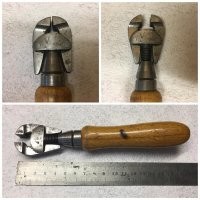 Тут конечно надо быть полным дебилом, чтоб не разобраться что это тиски!

И не надо приписывать это никаким ювелирам! Такие тиски используются много где. У нас в школе такие использовали на уроках труда, чтоб держать заготовку при сверлении отверстий на станке. Да и сотни применений в токарных работах.