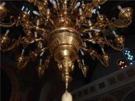 Та Самая люстра, там чтот по русски написано