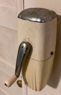 "Это дробилка льда"
кто то может объяснить, зачем она нужна на стене дома да еще возле двери. Её предназначение???