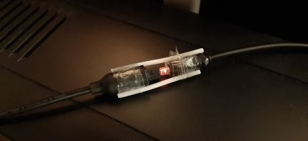 Недавно нужно было подключить телевизор к усилителю через оптический кабель, а нужной длины провода не было. Зато нашел 2 коротких состыковал их оптоволокном с помощью импровизированной муфты от стержня шариковой ручки и чтобы конструкция не искривилась, наложил по бокам две шины из ватных палочек)) работало, на вечер хватило))
