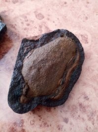 Расколотый камень. Но какой-то странный. Что это?