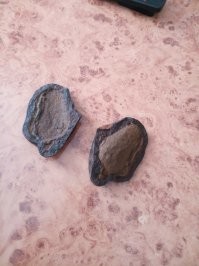 Расколотый камень. Но какой-то странный. Что это?