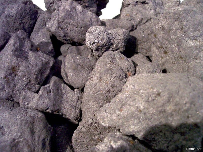 Кокс серый, дальтоники долбаные.  
Цитата из Педивикии: Кокс - твёрдый пористый продукт СЕРОГО цвета, получаемый путём коксования каменного угля при температурах 950 1100 С без доступа кислорода.