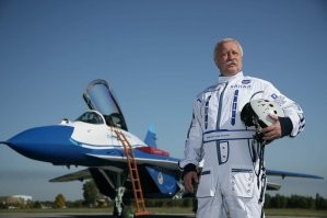 “А мне летать охота!”: 8 мировых звезд, которые могут работать пилотами