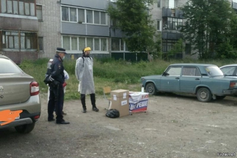 На пне или в багажнике: россияне делятся фото мест для голосования