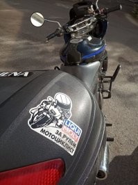 Это наклейка на машину. Так что вопросы не к кэпу, а к байкеру