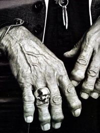 Любые руки любого человка, если они приносят добро, созидают, спасают, лечат, дарят тепло .... - достойны всяческого человечского уважения !!!