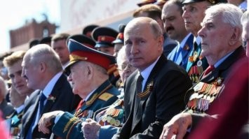 "Праздник омрачил поступок соладата-срочника военной части номер 61899 Никиты Игоревича Е."-а я то думаю почему все такие мрачные,а оно вон что,солдат стекло разбил.