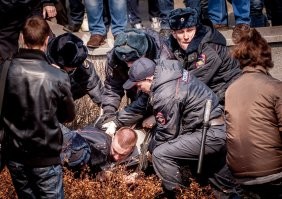 У нас вся "свобода" - в Интернете потрындеть. Но, учитывая динамику и количество уголовных дел за "экстремизм" в сети, скоро и эту лафу прикроют. Ну а если выйти на улицу с плакатом - сразу статья и штраф. Хреновастая свобода слова!..