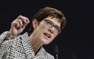 нового министра обороны Германии
Аннегрет Крамп-Карренбауэр сменила на этом посту Урсулу фон дер Ляйен
- так ты у министра обороны ФРГ спроси