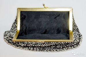 "урн нет и мусора тоже нет, как так?"

Оказался как-то на пересадке в Шарике с группой японцев. Пока стояли в бараке, ожидая погрузки в автобус до нужного терминала, японцы курили. Пепел каждый сбрасывал в персональную пепельницу, достав ее из кармана. 
Пепельница по виду напоминает старый советский кошелек с металлическими застежками. Когда покурили, пепельницы захлопнули и каждый спрятал свою в свой карман. У переводчика тоже была такая же пепельница.

Вот нечто похожее, толька те японские были попроще.