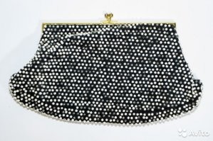 "урн нет и мусора тоже нет, как так?"

Оказался как-то на пересадке в Шарике с группой японцев. Пока стояли в бараке, ожидая погрузки в автобус до нужного терминала, японцы курили. Пепел каждый сбрасывал в персональную пепельницу, достав ее из кармана. 
Пепельница по виду напоминает старый советский кошелек с металлическими застежками. Когда покурили, пепельницы захлопнули и каждый спрятал свою в свой карман. У переводчика тоже была такая же пепельница.

Вот нечто похожее, толька те японские были попроще.