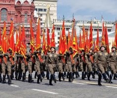 Я в этой "стекляшке" в 80-е два года отслужил.. Оказывается, это - "историческая форма", притом всех родов войск сразу..