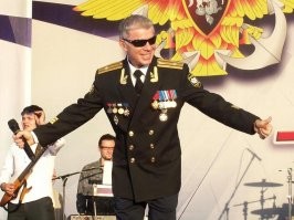 Вообще-то тут олег Газманов в шортах. А вот он в форме