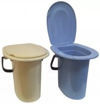 Лёгкий. 
Недорогой. 
Простая конструкция. 
Надёжный. 
Простой в эксплуатации. 
Унисекс. 
Работает при низкой гравитации. 
Нулевое энергопотребление. 
Может утилизировать все, что в него влезет. 
Если переодически выливать в соседний кратер, время эксплуатации неограниченно. 

Где мои 35 тысяч баксов?