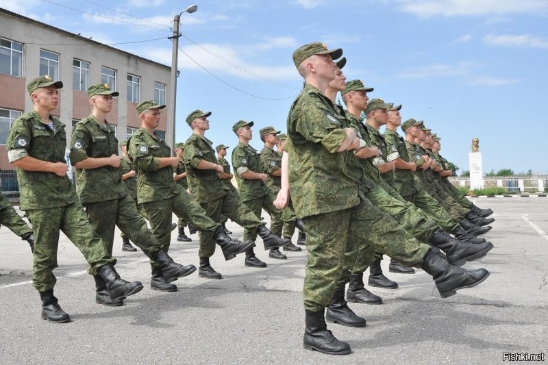 Говновброс.
1. Откуда видно, что  афтырь военный РФ?
2. Ботинки явно не уставные, солдатам такое не выдают.
3. Куда делись кирзачи и берцы?