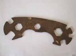 Если оригинальный брэнд, то в комплекте должен быть этот  аксессуар...