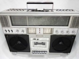 Была у меня такая в 80е годы. Берестье-004-стерео производилась в Бресте. Отлично принимала вражеские голоса в КВ диапазоне.