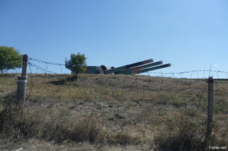 Там ещё памятник рядом и сама 30-я батарея.