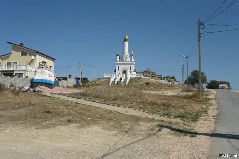 Там ещё памятник рядом и сама 30-я батарея.