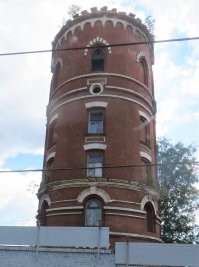 Объект культурного наследия крышу продали для установки антенн мобильной , а вот побеспокоится об сохранности не хотят, растут там деревья и разрушаю своими корнями здание... Для меня это пример очередного эффективного менеджмента.