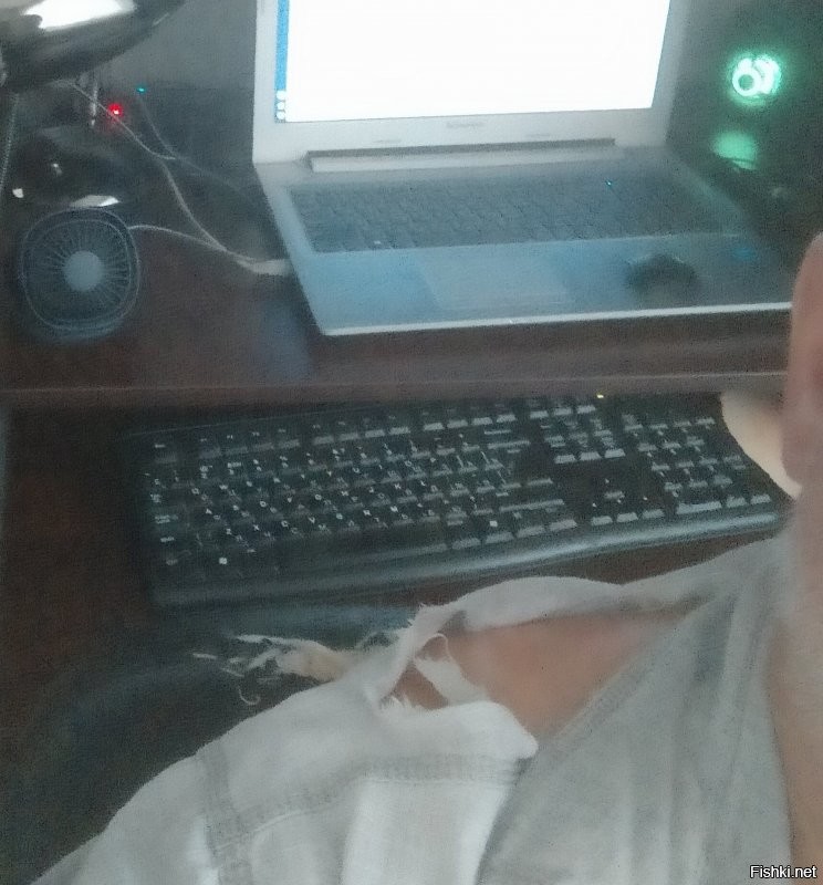 у меня вся одежда проходит три стадии:
- можно съездить на работу
- можно погулять с собакой
- можно поехать на дачу
а домашняя... я даже не знаю, откуда она берётся, так - хожу в каком-то рубище