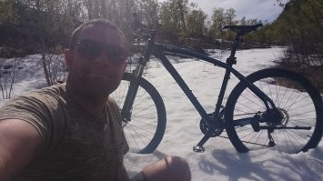 Эх, чо стесняться, вот, брат мой младший тусит в заполярной Норвегии, присылает иногда виды.
Та, что с велосипедом, это середина июня, жара, братуха в шортах, а в тенёчке снег лежит.
Ну и панорамма.