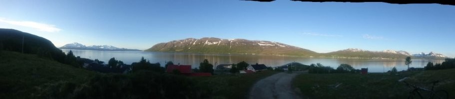 Эх, чо стесняться, вот, брат мой младший тусит в заполярной Норвегии, присылает иногда виды.
Та, что с велосипедом, это середина июня, жара, братуха в шортах, а в тенёчке снег лежит.
Ну и панорамма.